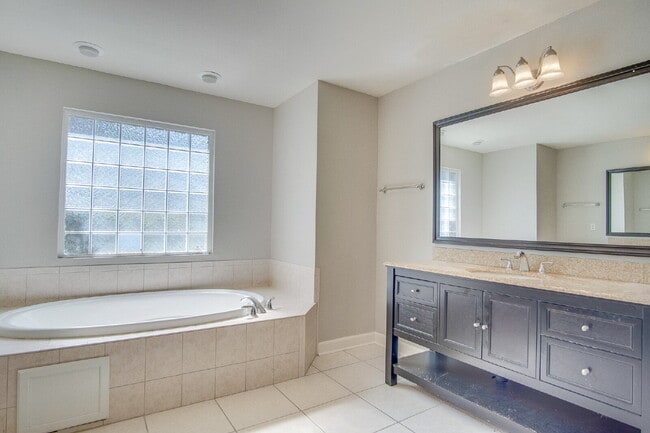 Building Photo - Spacious Pace Home with Office, Fireplace & Pergola