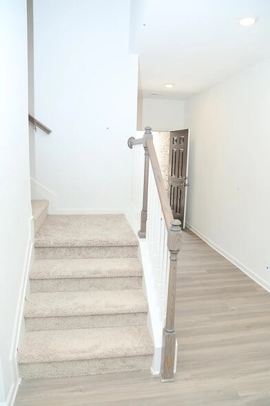 Building Photo - Room in Townhome on Thornton Dr