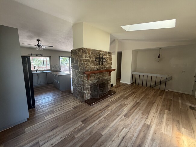 Building Photo - 3819 Midsummer Ln S