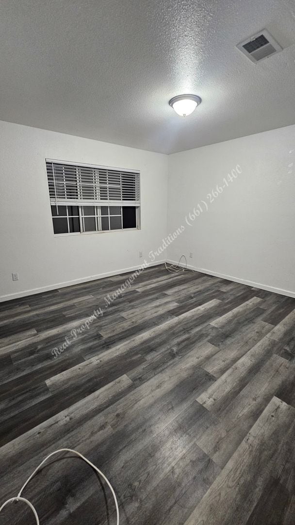 Building Photo - *** Please call us @ 661-266-1400 for information on availability, showings and applications proc...