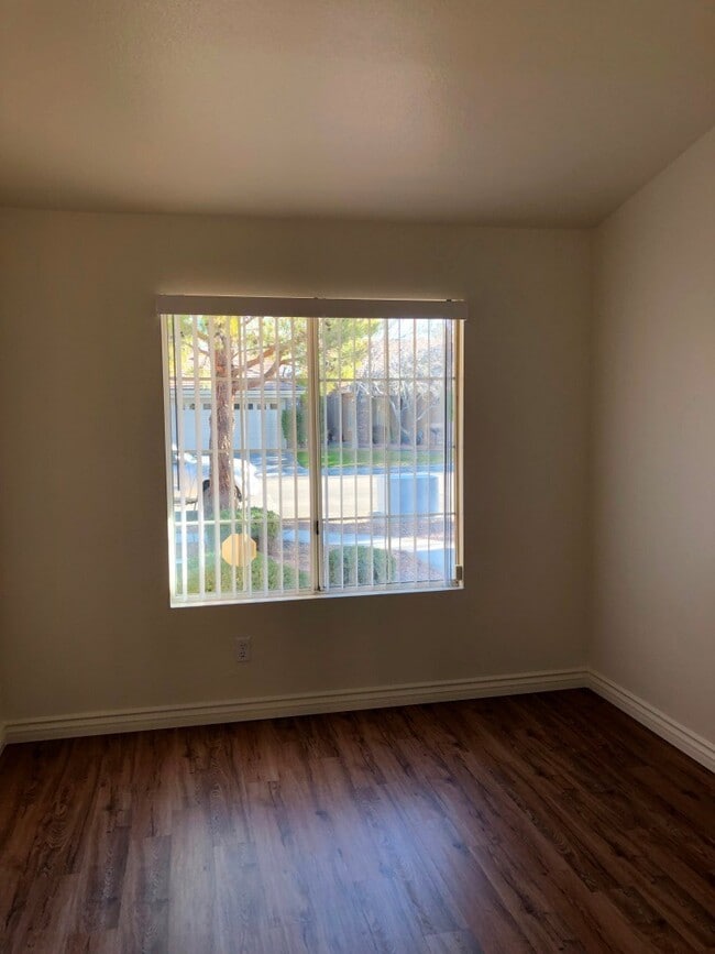 Building Photo - Beautiful Single Story Home