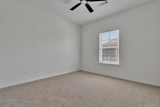 Building Photo - 4 Bed 3 Bath Townhome located close to University!