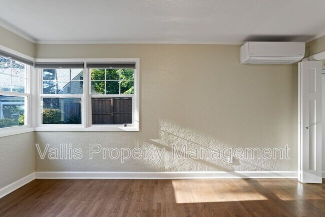 Building Photo - 1025 Terrace Dr NW