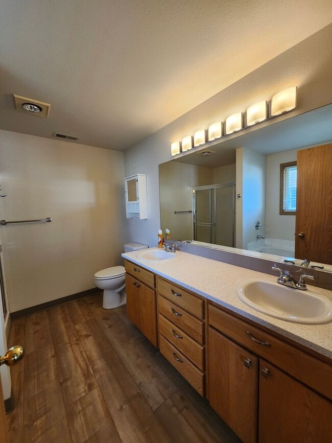 Building Photo - Updated 3 bed, 2 ba w/Oversized Covered Patio