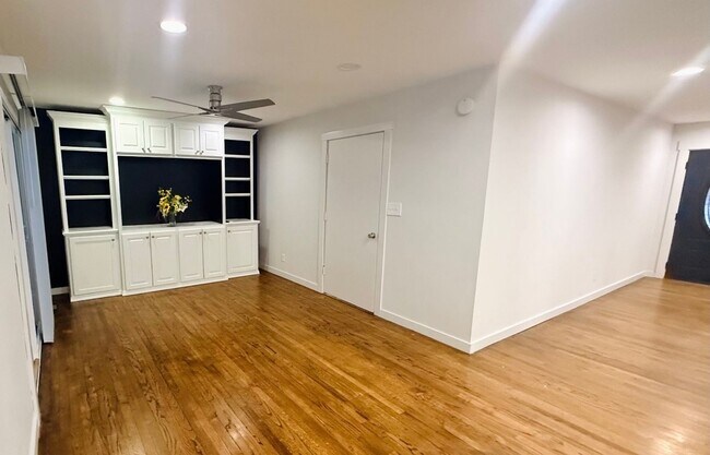 Building Photo - Charming 3-Bedroom Home in Crestwood with a Private Creekside Backyard