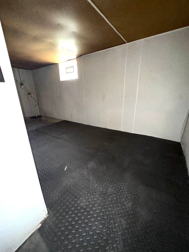 Building Photo - 567 N Walnut St