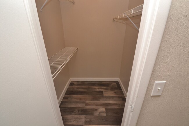 Building Photo - 1/1 Condo in Altamonte Springs ~ Gated Lak...