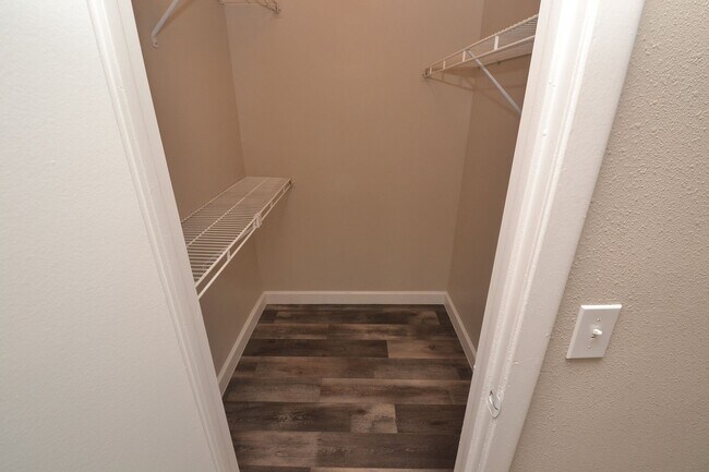 Building Photo - 1/1 Condo in Altamonte Springs ~ Gated Lakefront Community ~ LVP Flooring & Updated Kitchen/Bath!