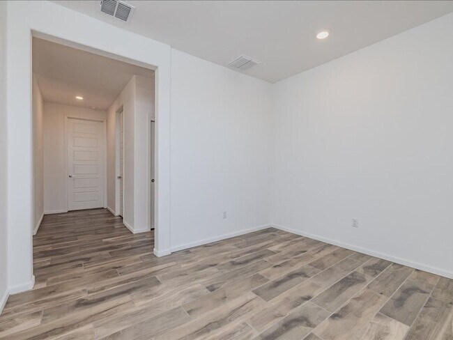 Building Photo - $500 OFF FIRST MONTHS FULL RENT!