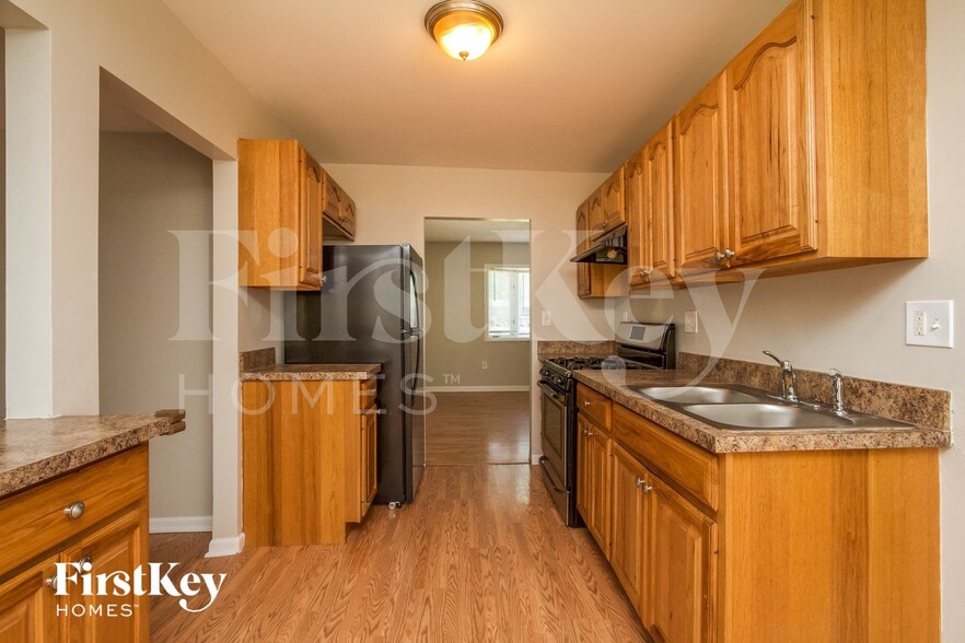 Building Photo - 201 W 10th St