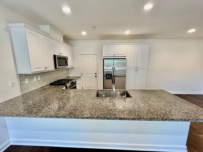 Building Photo - Beautiful Upgraded 3-Bedroom Townhouse in ...