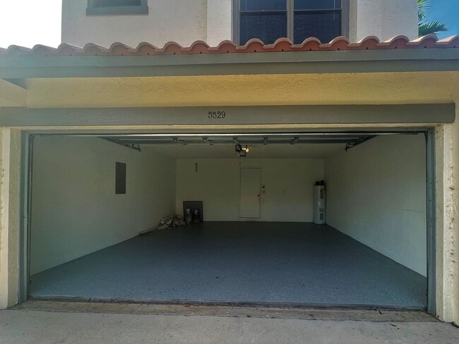 Building Photo - Spacious 3Bed/2.5Bath/Garage Home in Via V...