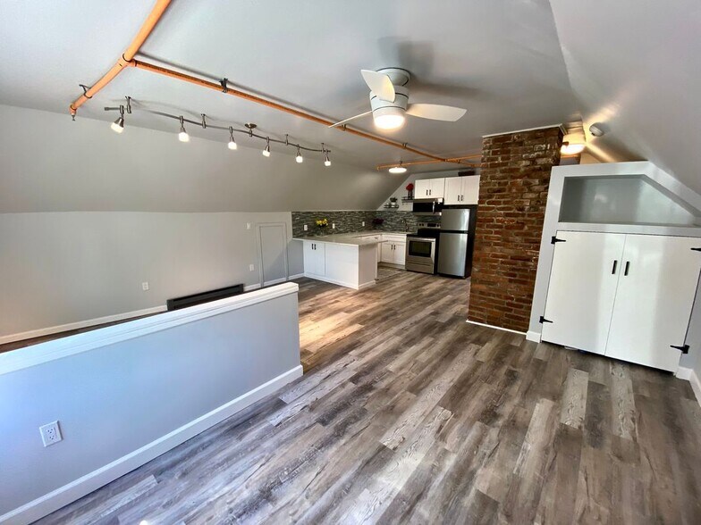 Building Photo - 23 Lagrange Ave