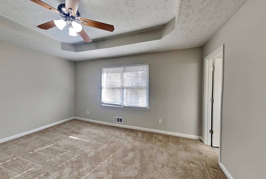 Building Photo - 301 E Country Woods Dr