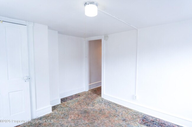 Building Photo - 118 E Carey St