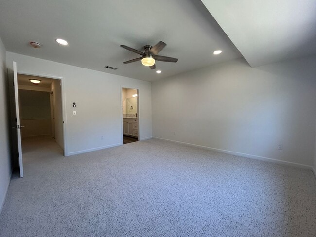 Building Photo - Spacious Newly Remodeled Townhome in Bonsa...