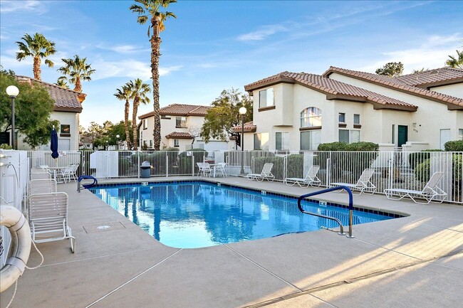 Building Photo - 2 Bedroom, 2 1/2 bath Townhome