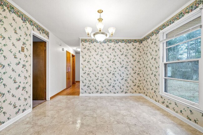 Building Photo - 3 Bedroom 1 1/2 Bath Home For Rent Near Madison Street!