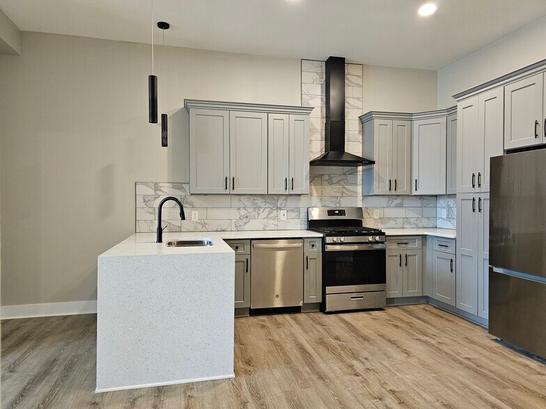 Kitchen - 5827 Broadway St