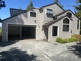 Building Photo - 735 Esther Ln