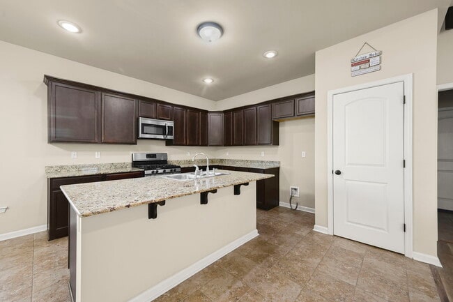 Building Photo - 37184 Sills Dr