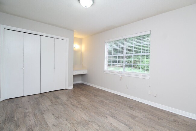 Building Photo - Freshly Updated -Ground-Floor Apartment Near UWF – Available Now!