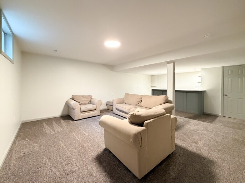 Building Photo - 425 Deerfield Dr