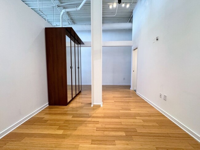 Building Photo - 1 BED | 1 BATH | MODERN CONDO with PARKING SPACE | MIDTOWN