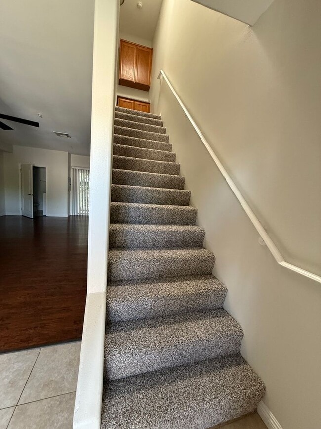 Building Photo - Very large 2 + 2 1/2 townhouse in Northridge