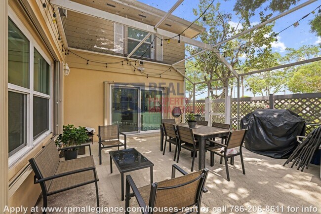 Building Photo - Stylish 2-Bedroom Townhome in Gated Boynto...