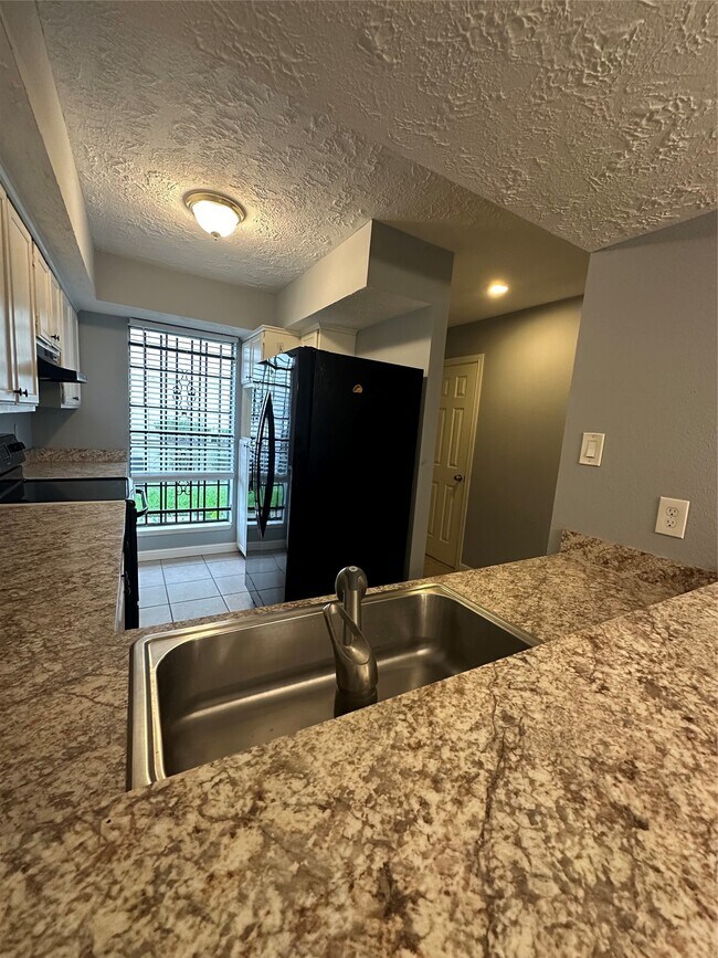 Building Photo - 8636 Village of Fondren