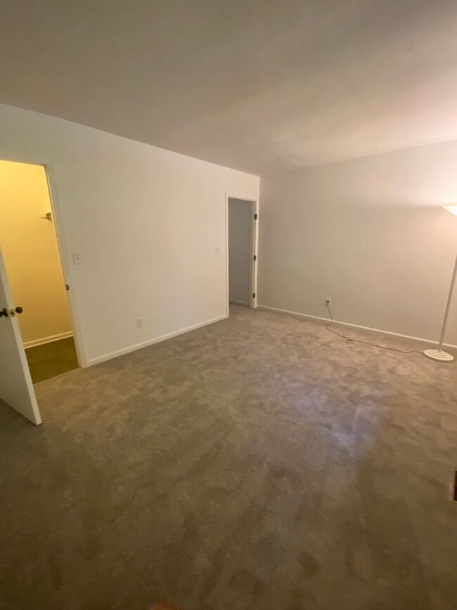 Building Photo - Spacious 2 Bedroom, 2 Bath Single-Story Home