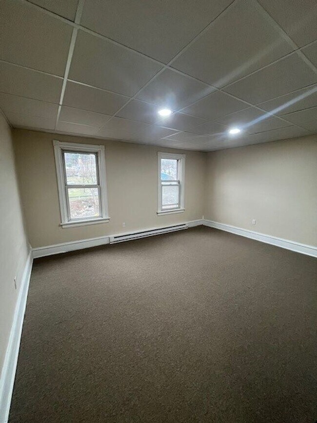 Building Photo - 3-4 bedroom, 2 bathroom