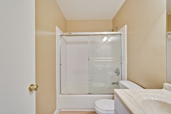 Building Photo - Remodeled 2 Bed 1 Bath Condo!