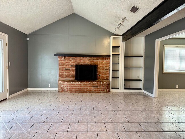 Building Photo - House For Rent