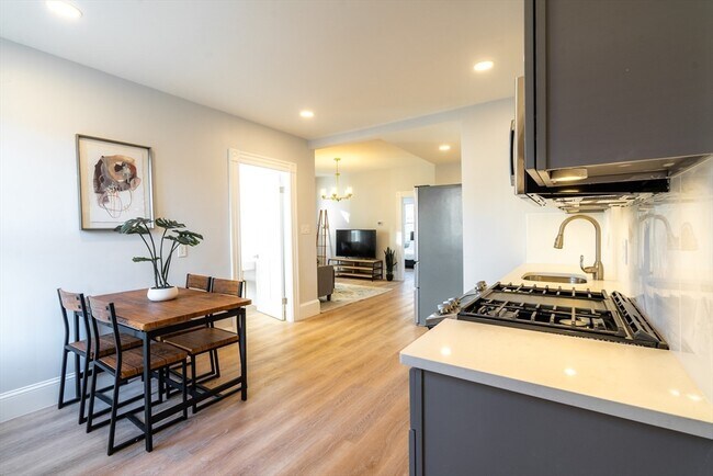 Building Photo - 324 Hurley St