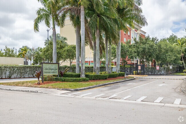 968 NE 30th Ave - Entrance - Villa Portofino East