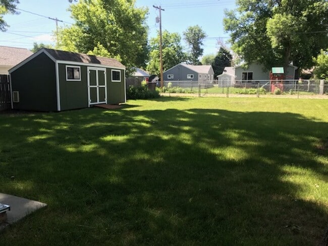 Building Photo - Gorgeous centrally located 2 bedroom, 1 ba...