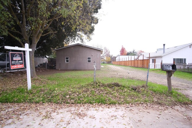 Building Photo - Perfect multi-family property! A 3-bed, 2-bath home for $2,400, plus a separate in-law studio ava...