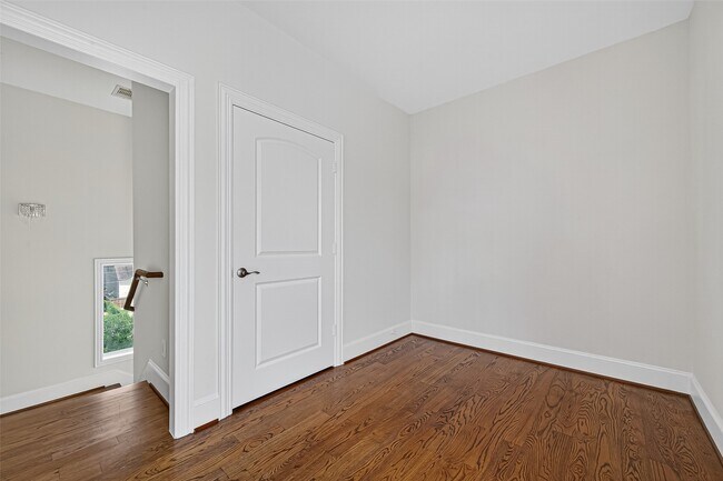 Building Photo - 1630 W 24th St