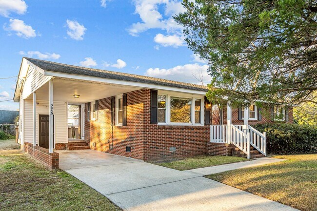 Building Photo - Welcome to Regalwoods!