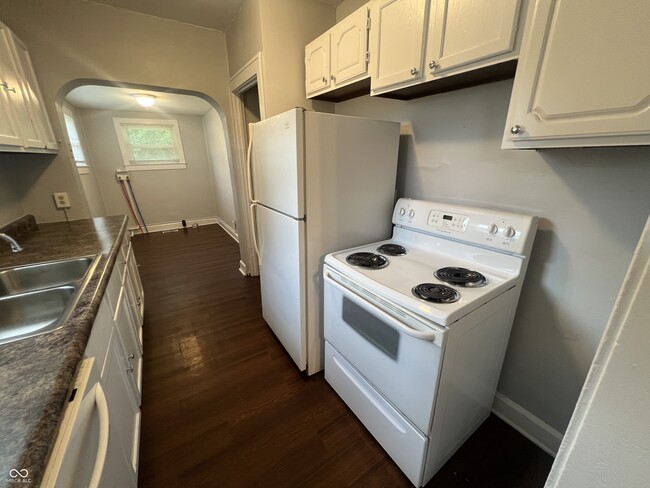 Building Photo - 411 W 39th St