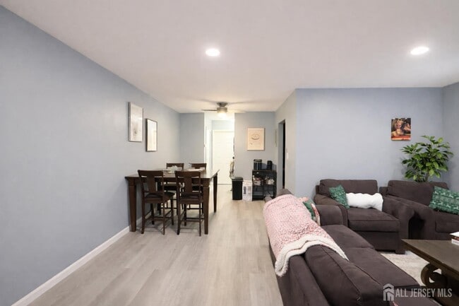 Building Photo - 289 Main St