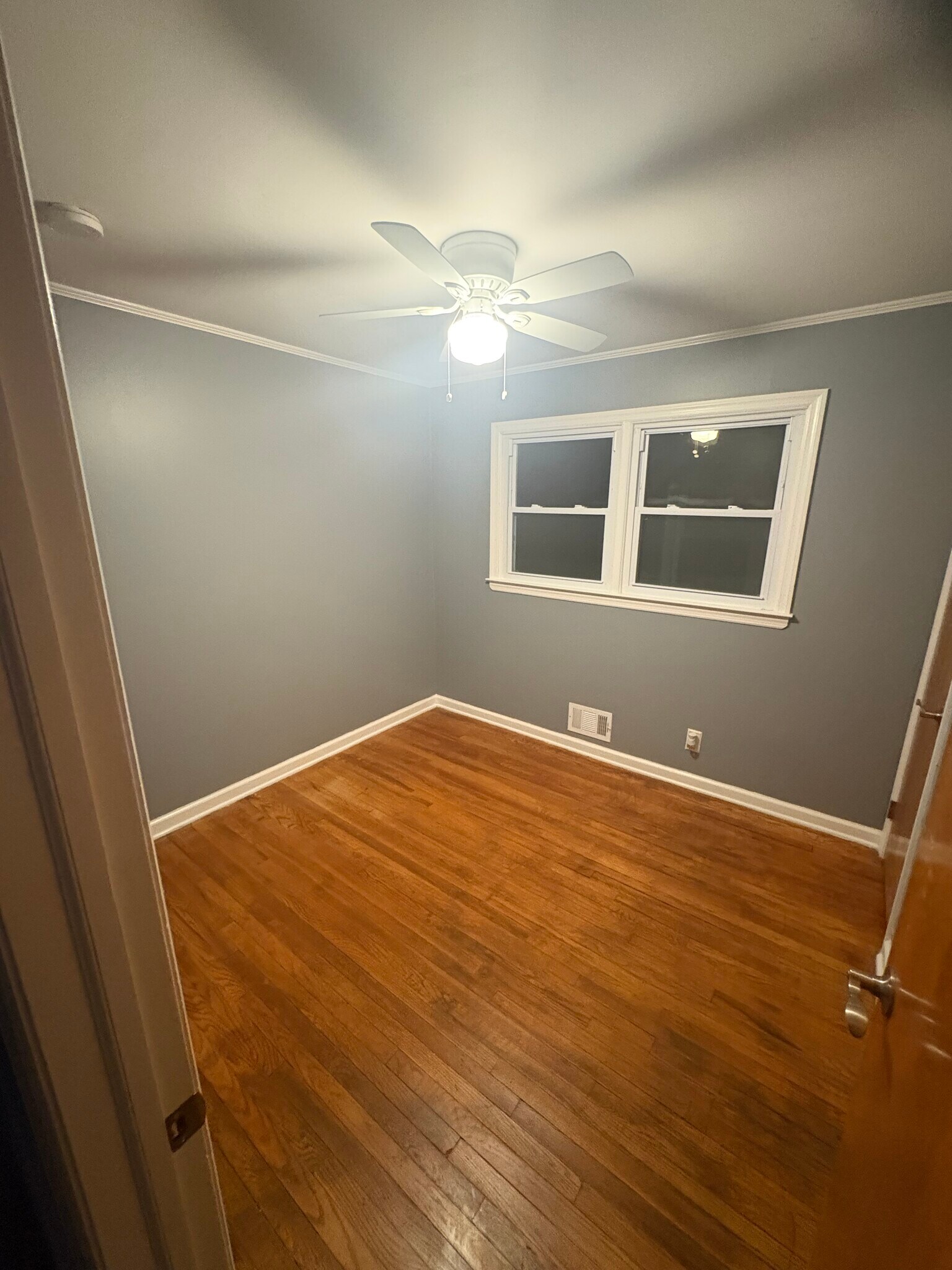 Building Photo - 648 E 6th St