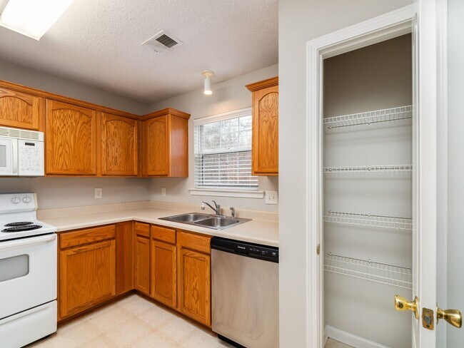 Building Photo - 2 Bedroom 2 Bath Townhome with Unfinished Basement