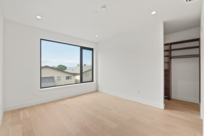 Building Photo - 614 5th Ave S