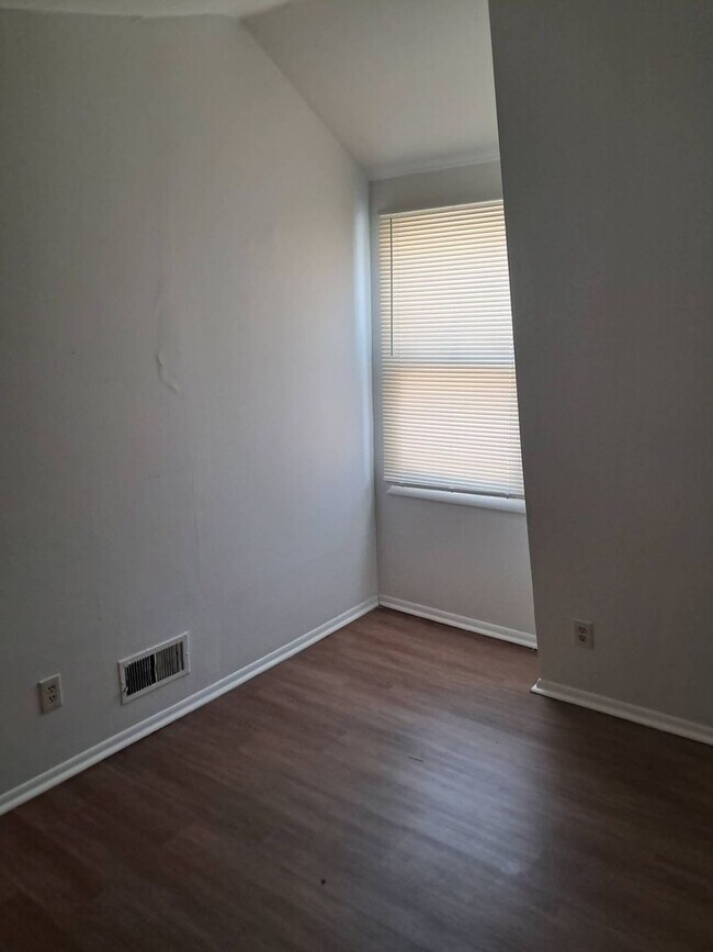 Building Photo - 8836eN95thM