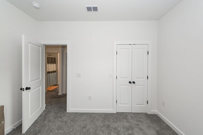 Building Photo - 4 Bedroom 3 Bath Home in Windsor Hill - North Charleston