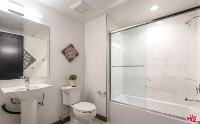 Building Photo - 552 N Hobart Blvd