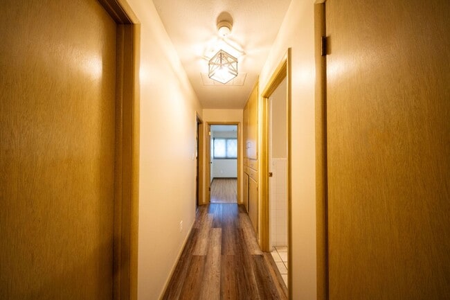 Building Photo - Mid-Century 3 Bedroom in Pine Valley Estates